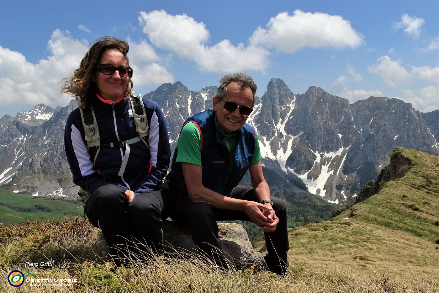 51 Tra cima ed anticima con vento vista verso le Piccole Dolomiti Scalvine.JPG